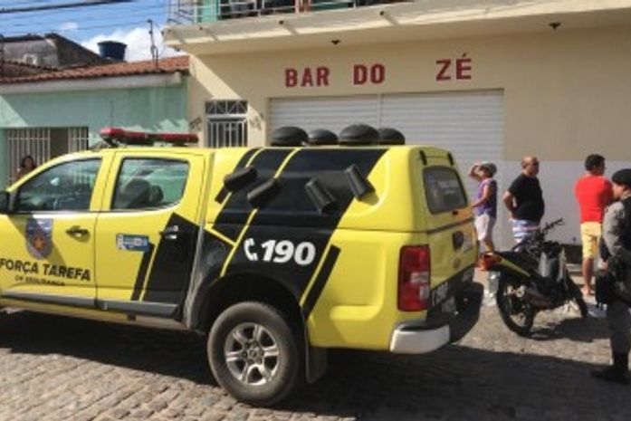 Motorista de van é morto a tiros dentro de bar