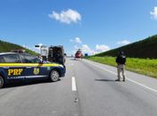 Embriagado, condutor de carro arrasta moto por mais de 300 metros após colisão na BR-101 