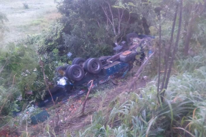 Caminhão caiu em ribanceira e uma pessoa morreu