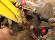 Socorristas trabalham no resgate das vítimas de soterramento