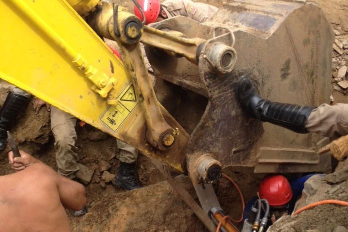 Socorristas trabalham no resgate das vítimas de soterramento