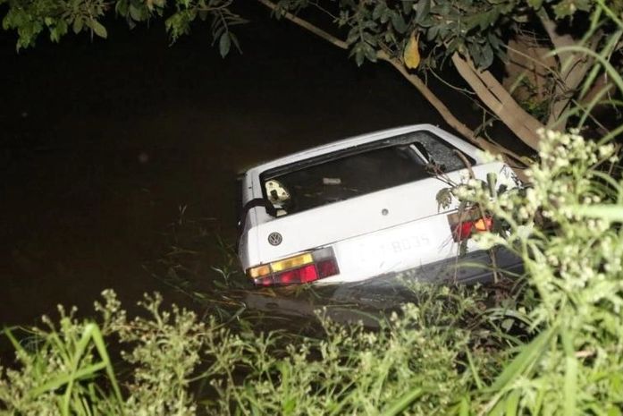 Carro cai de ponte e 6 crianças e um homem morrem; Gol levava 9 pessoas