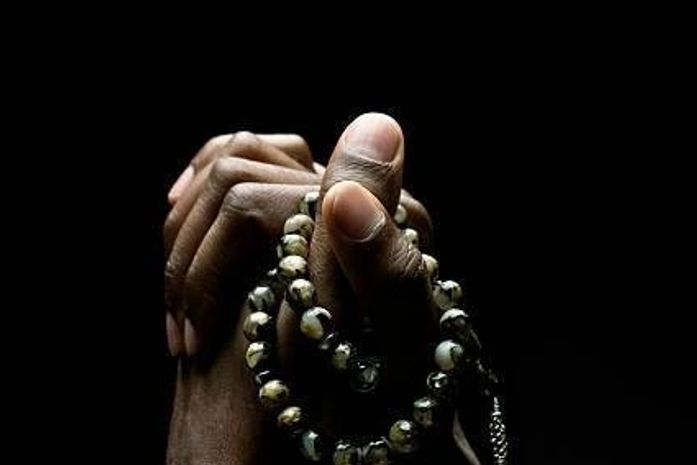 A filha descobre que a mãe planejou,com requintes de detalhes, o enterro dos sonhos. A mortalha já está comprada.