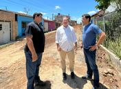 Prefeito Luciano acompanha obra pavimentação de mais uma rua no bairro Canafístula 