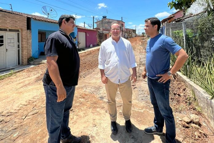 Prefeito Luciano acompanha obra pavimentação de mais uma rua no bairro Canafístula