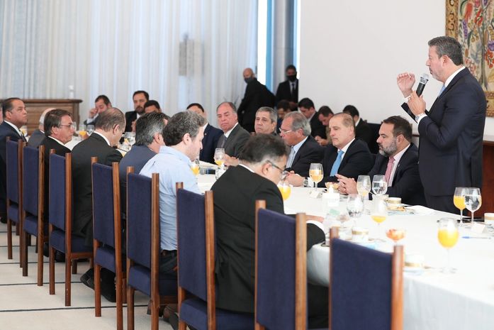 Em café com Arthur Lira, Bolsonaro anuncia prorrogação de Auxílio por 4 meses
