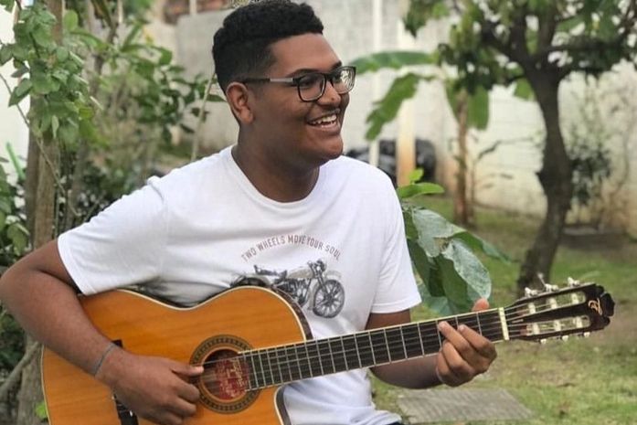 Sou Anderson: cantor alagoano é revelação em violão e voz e realiza live neste sábado dia 13