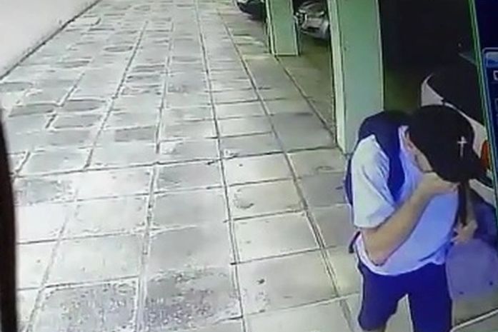 No vídeo, proprietária do apartamento invadido reconhece acessórios levados pelo suspeito.