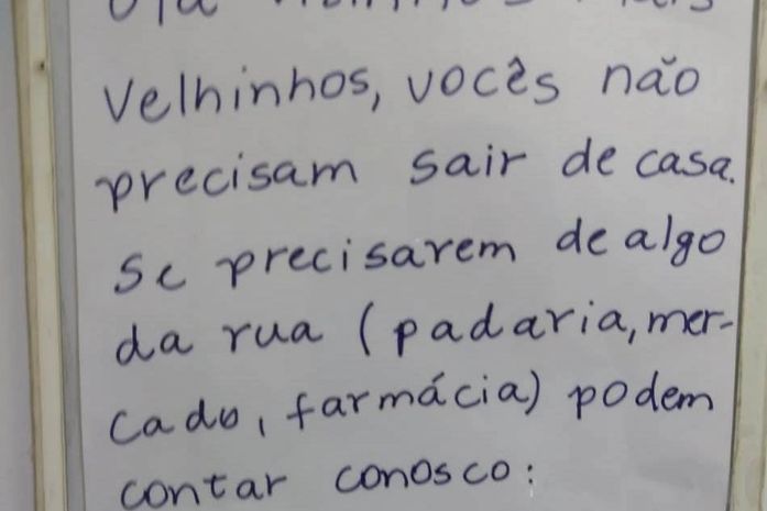 Mensagem foi colocada no elevador do prédio