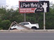 Carro colidiu com o poste