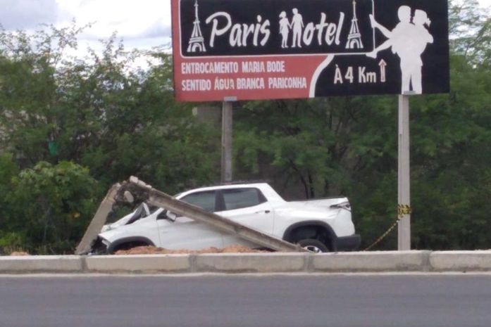Carro colidiu com o poste