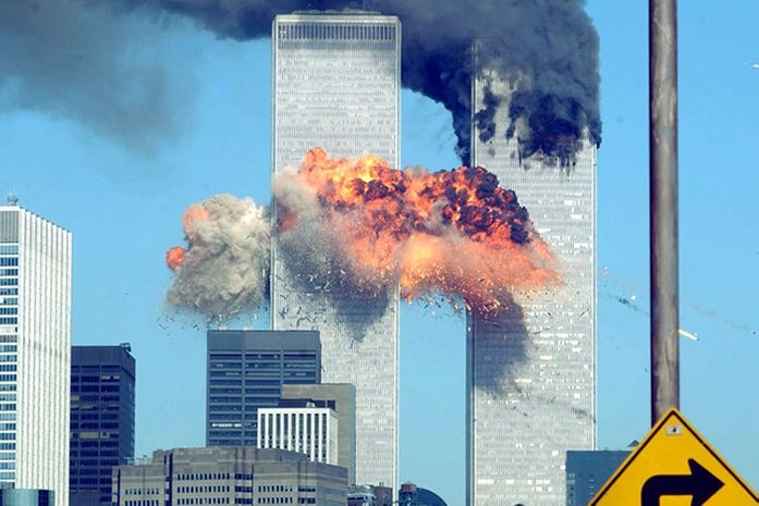 Momento em que avião colide contra uma das torres