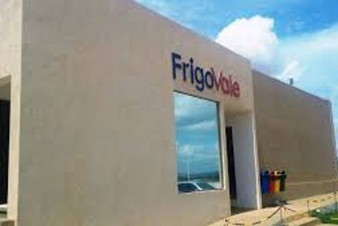 Marchantes acampam em protesto em frente a FrioVale em Arapiraca