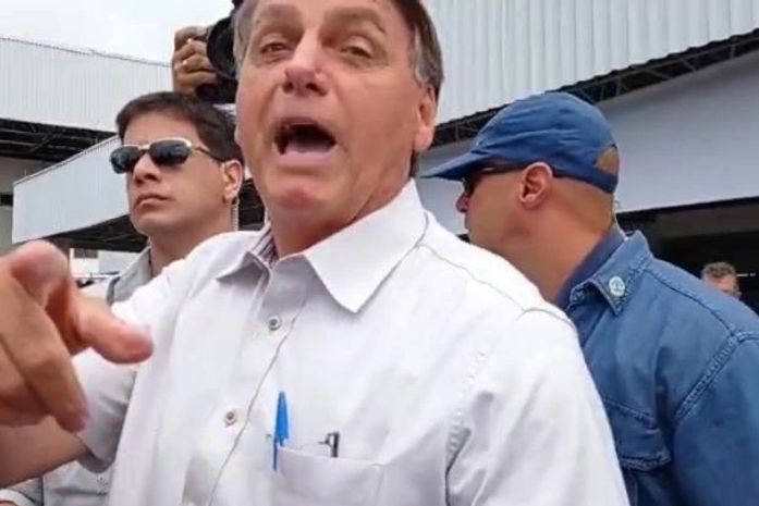 Vídeo: Em Sergipe, Bolsonaro volta a xingar imprensa e diz que leite condensado é para ‘enfiar no rabo de jornalista’