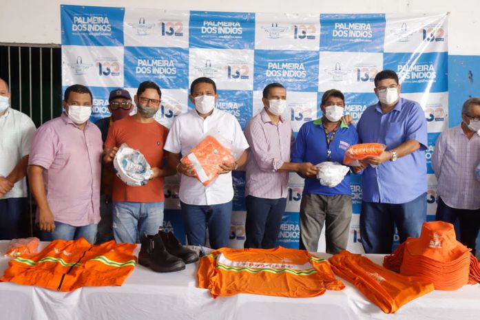 Prefeito Júlio Cezar toma café da manhã com servidores da SPCU e entrega EPI's