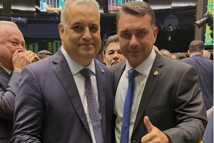 Após desgaste, Alfredo Gaspar reduz exposição ao lado de Flávio Bolsonaro