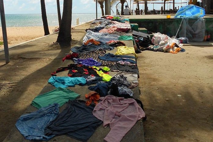 -Olha a doida! Grita alguém.