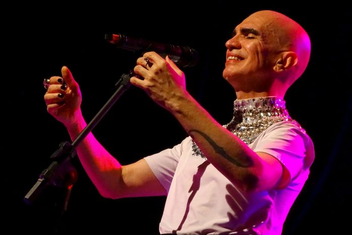 Edson Cordeiro canta Baleiro e Elaine Kundera canta Nana Caymmi no Seis & Meia