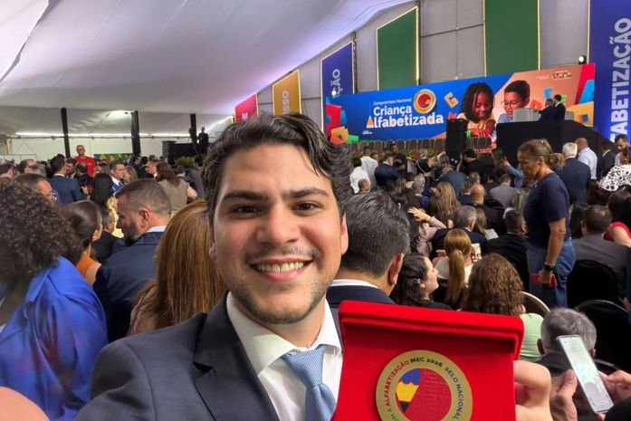 Prefeito Eduardo Bulhões recebe Selo Ouro do Compromisso Nacional Criança Alfabetizada durante cerimônia em Brasília