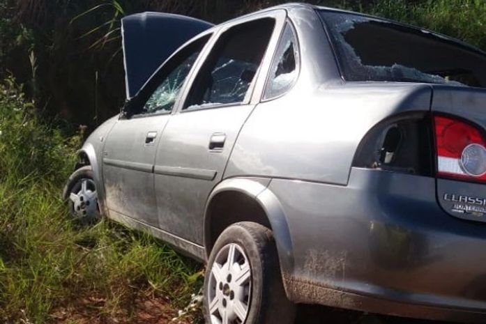 Veículo recuperado após ser encontrado danificado por militares do Batalhão de Polícia de Trânsito (BPTran)