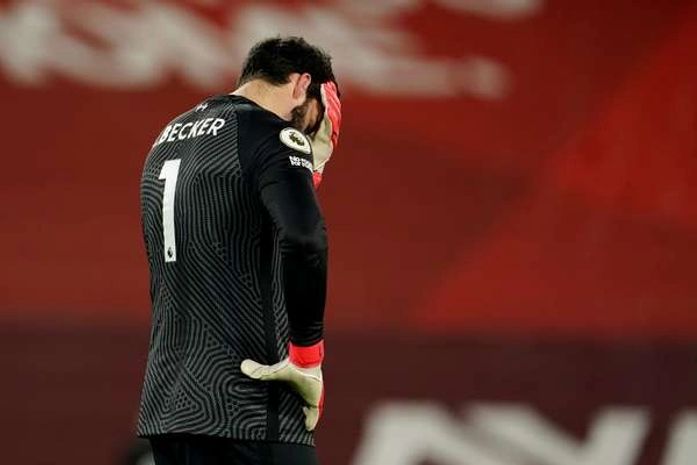 Alisson falha 2 vezes, City arrasa Liverpool e quebra tabu