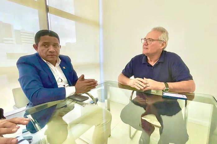 Prefeito Júlio Cezar se encontra com senador Renan Calheiros em Maceió