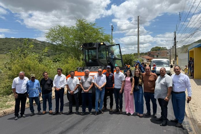 Prefeito Eduardo Bulhões acompanha obras do Pró-Estrada em Santana do Ipanema: ‘transformação’