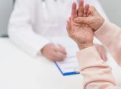 Exame de sangue pode identificar Parkinson até 20 anos antes dos sinais