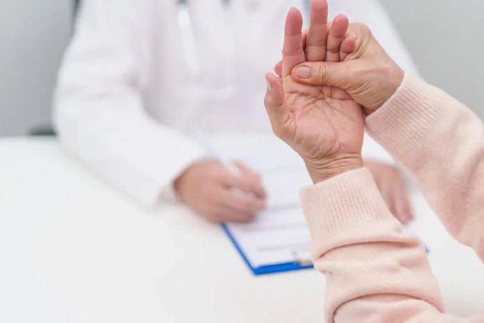 Exame de sangue pode identificar Parkinson até 20 anos antes dos sinais