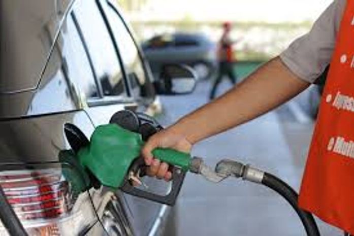 Petrobras anuncia alta de 0,10% no preço da gasolina a partir desta terça (30)