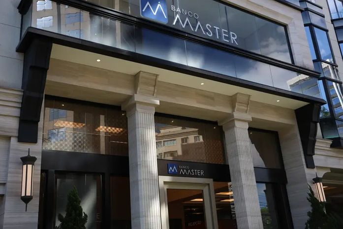 A multidão comprada pelo banco Master