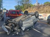 Veículo de passeio capota após colidir com poste na Leste-Oeste; jovem fica ferido
