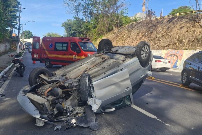 Veículo de passeio capota após colidir com poste na Leste-Oeste; jovem fica ferido