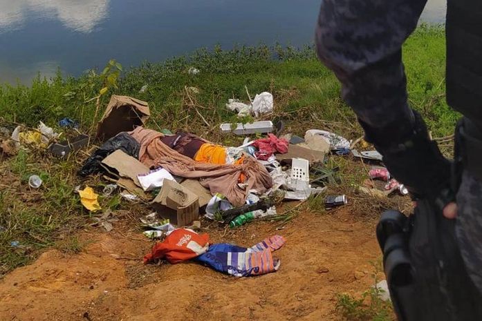 Corpo foi encontrado envolto em tecido, junto a sacolas de lixo.