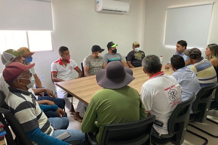 Prefeito de Santana do Mundaú se reúne com marchantes e assegura transporte para carnes