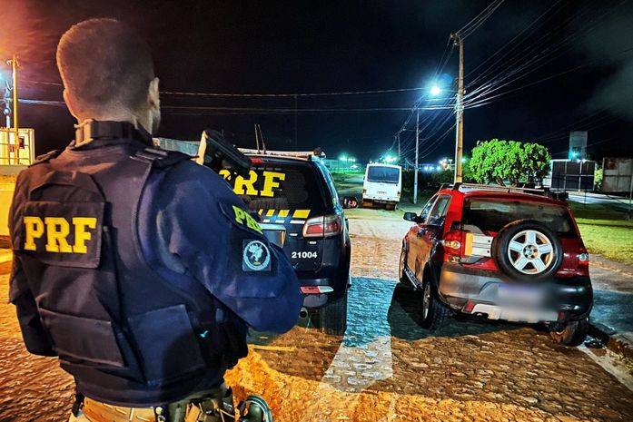 Carro roubado é abandonado em acostamento e PRF recupera veículo na BR-104