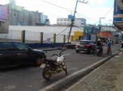 Condutor embriagado colide com poste, deixa duas pessoas feridas no centro de Arapiraca