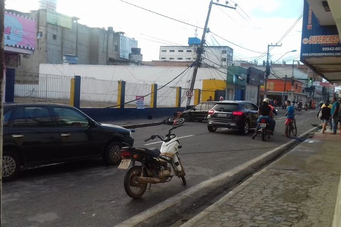 Condutor embriagado colide com poste, deixa duas pessoas feridas no centro de Arapiraca