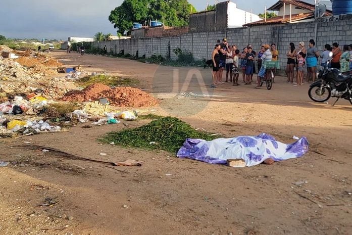 Corpo de jovem é encontrado em terreno baldio com marca de tiro na cabeça