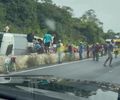 Caminhão carregado de cerveja tomba na BR-101 e carga é saqueada