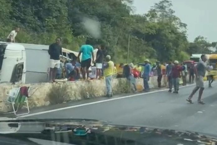 Caminhão carregado de cerveja tomba na BR-101 e carga é saqueada