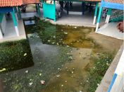 Área externa da escola não possui escoamento das águas das chuvas.