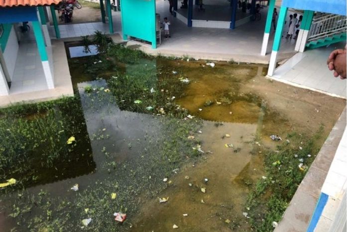 Área externa da escola não possui escoamento das águas das chuvas.