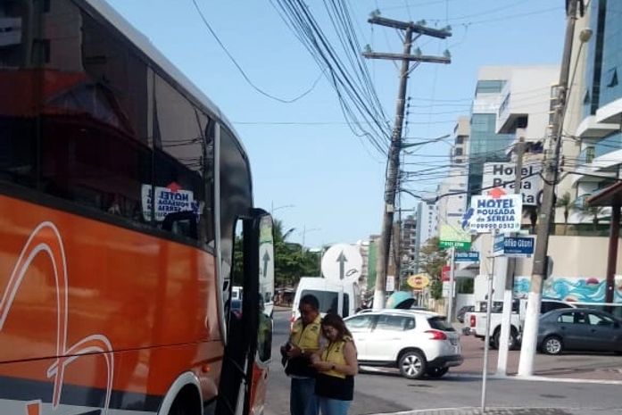 Fiscais realizam vistoria na orla marítima de Maceió.