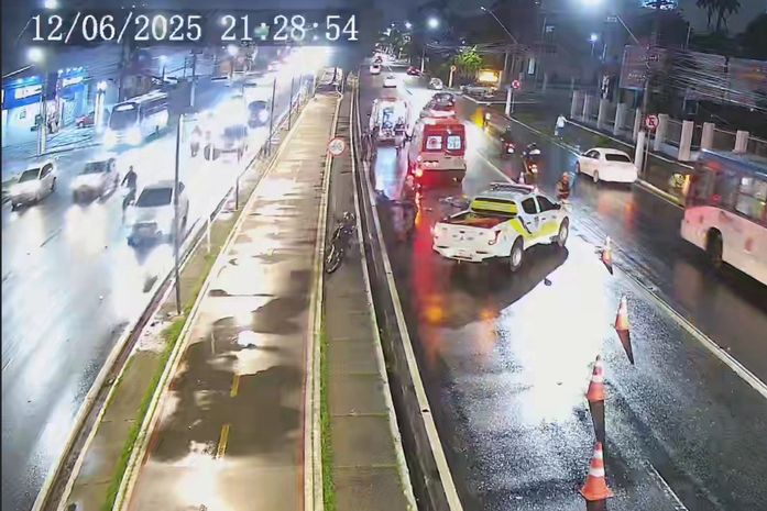 Câmeras registram momento em que idoso é atropelado e morre na Av. Fernandes Lima; veja o vídeo