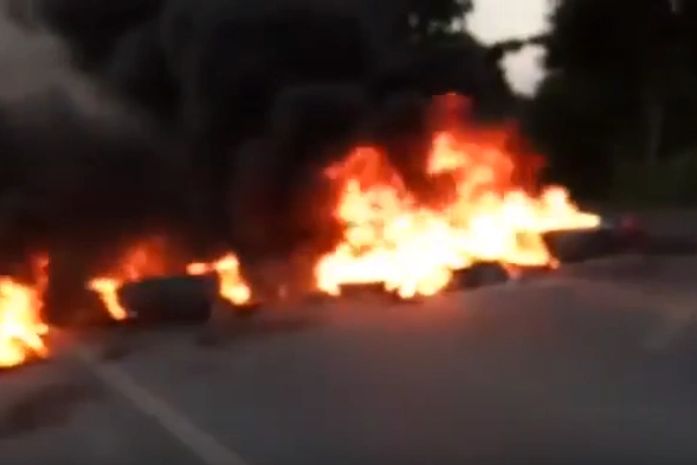 Moradores protestam pela morte de uma moradora na última quarta-feira (23), vítima de atropelamento no local.
