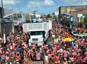 Milhares de pessoas participam do bloco Só Vai Quem Chupa
