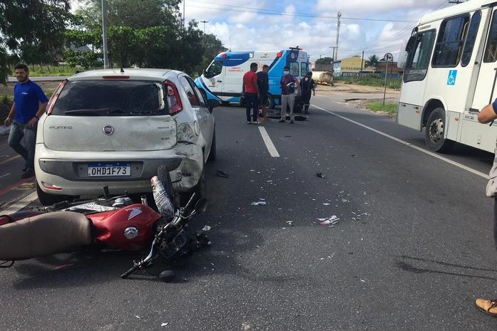Mulher morre após colisão entre carro e moto na BR-104 quando seguia para o trabalho em Maceió