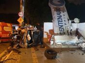 Carro ficou totalmente destruído