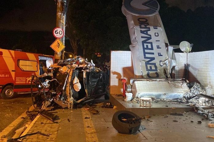 Carro ficou totalmente destruído